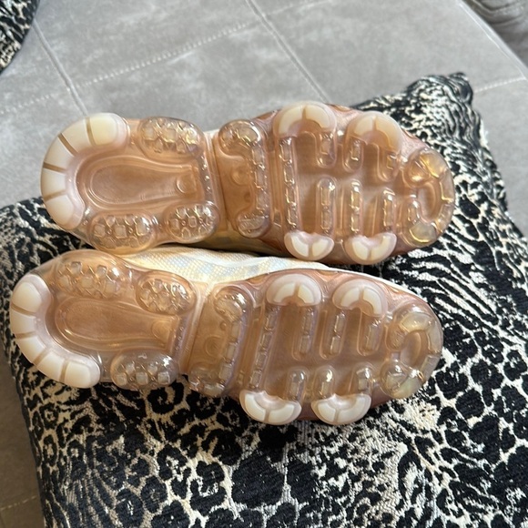 Nike Cream Sneakers with Woven Upper and Cushioned Sole - Picture 4 of 11